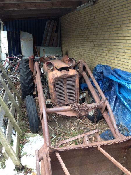 Tractor, Massey Ferguson 35, 4 cylinder diesel. Motor OK. Seller says: starter defect