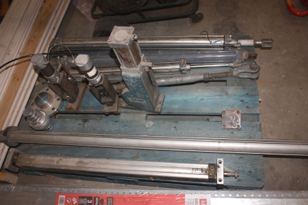 Pallet with air cylinders