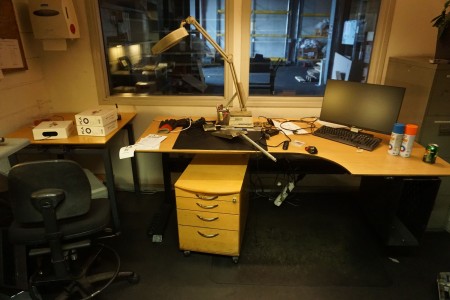 Hæve-/sænkebord med kontorstol inkl. bord og arkivskab
