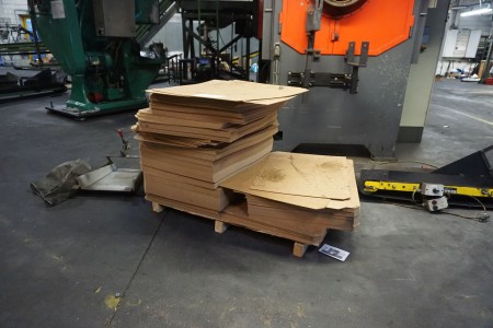 Large lot of plates for half pallets