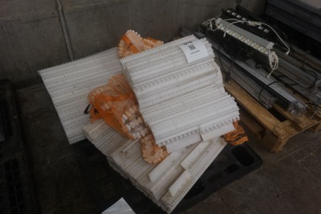 Large batch of roller belts for plastic conveyor belts