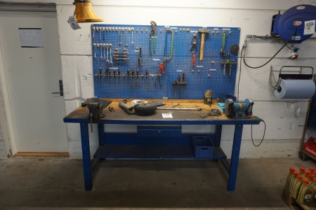 Arbeitstisch mit Werkzeugtafel