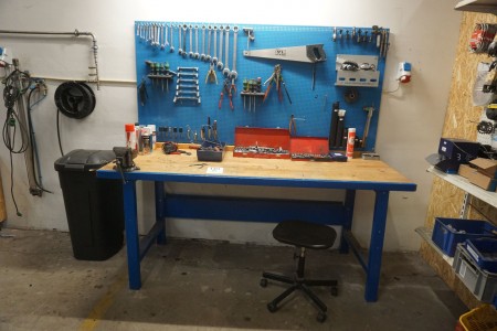 Arbeitstisch mit Werkzeugtafel