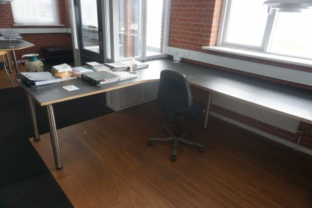 Office table incl. office chair & bookcase
