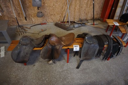 3 pieces. Saddles incl. Bench