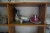 Bücherregal mit Inhalt von diversem Geschirr, Vasen, Leuchtern etc.