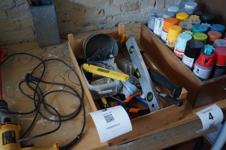 Kasse med diverse håndværktøj