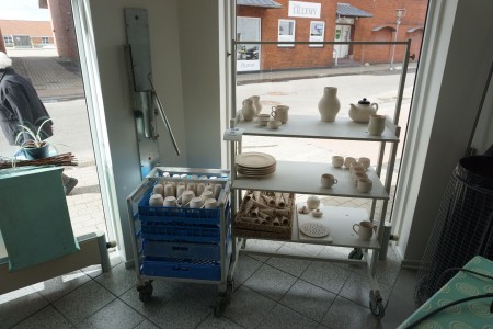 Trolley + insert on wheels containing various ceramics