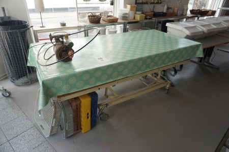 Work table on wheels with raising/lowering function