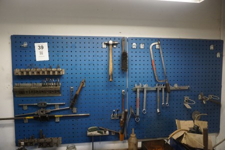 Werkzeugwand mit diversen Gewindewerkzeugen