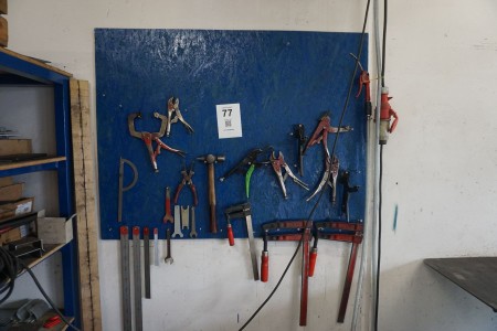 Contents on the wall of various welding tongs etc.