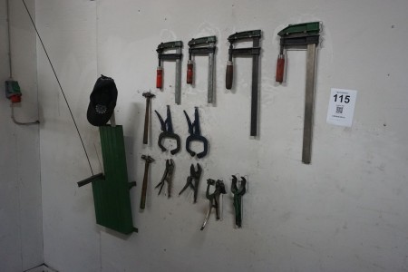 Contents on the wall of various welding tongs etc.
