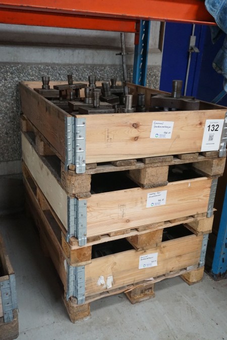 3 pieces. Pallets with various stopping tools etc.
