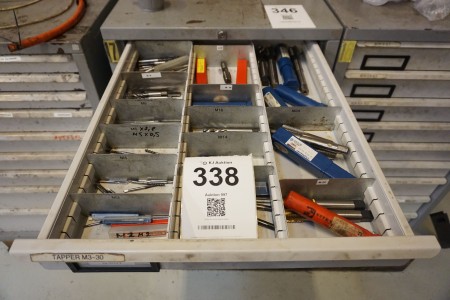 Schublade mit diversen Maschinenhähnen