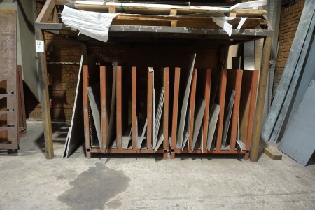 Ständer für Eisenplatten mit Inhalt