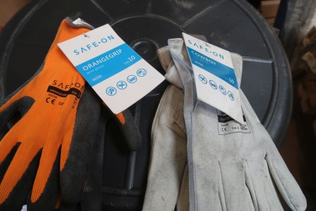 32 pairs of work gloves